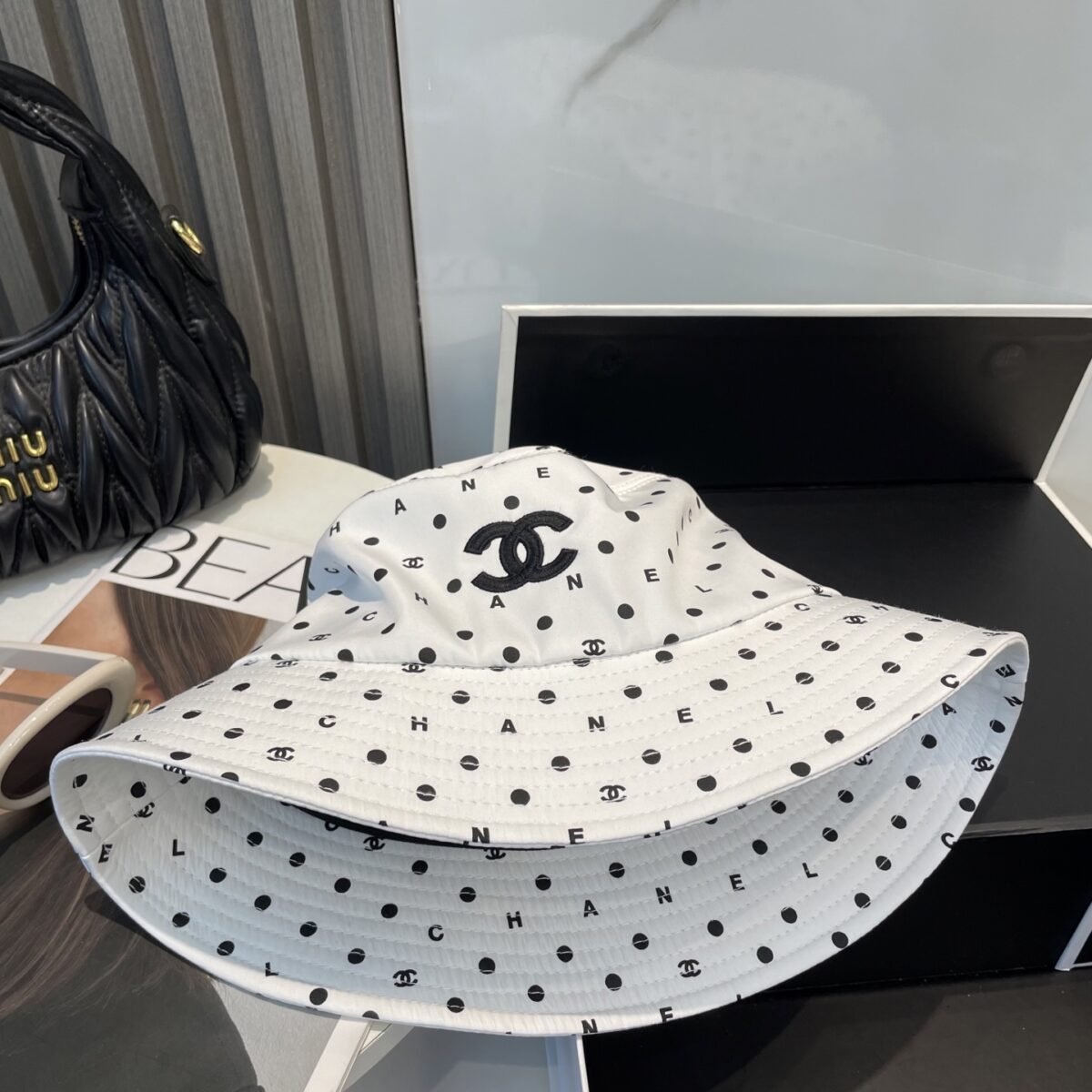 ⁦قبعة بيسبول شانيل الجديدة عالية الجودة، مطرزة بشعار بسيط.⁩ - الصورة ⁦6⁩