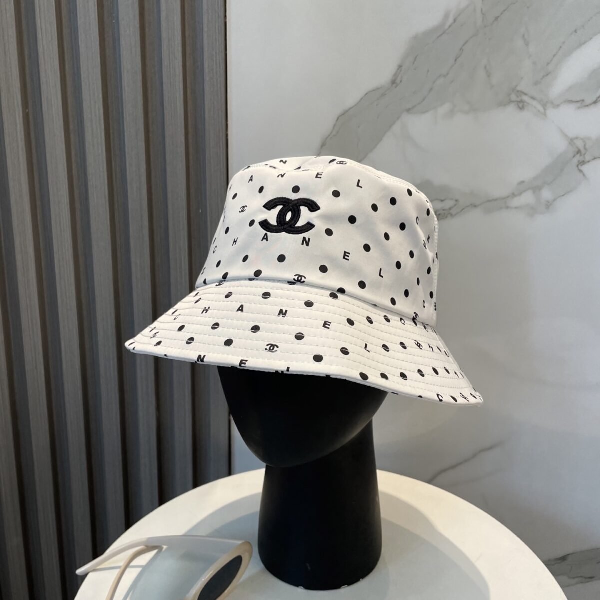 ⁦قبعة بيسبول شانيل الجديدة عالية الجودة، مطرزة بشعار بسيط.⁩ - الصورة ⁦1⁩