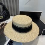 ⁦قبعة شانيل القشية الجديدة⁩ - الصورة ⁦3⁩