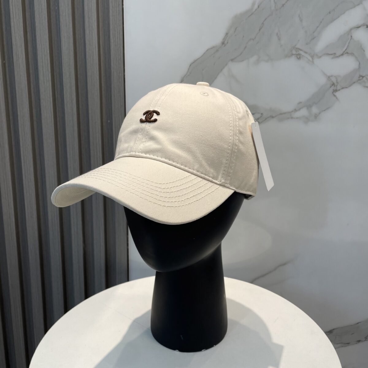 ⁦قبعة بيسبول شانيل الجديدة، بسيطة ومطرزة بشعارها⁩ - الصورة ⁦4⁩