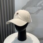 ⁦قبعة بيسبول شانيل الجديدة، بسيطة ومطرزة بشعارها⁩ - الصورة ⁦4⁩