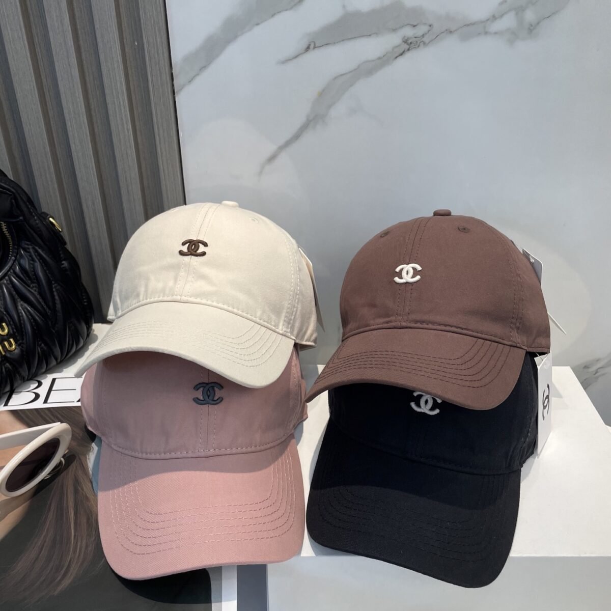 ⁦قبعة بيسبول شانيل الجديدة، بسيطة ومطرزة بشعارها⁩ - الصورة ⁦1⁩