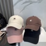 قبعة بيسبول شانيل الجديدة، بسيطة ومطرزة بشعارها