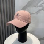 ⁦قبعة بيسبول شانيل الجديدة، بسيطة ومطرزة بشعارها⁩ - الصورة ⁦3⁩