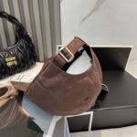 ⁦قبعة بيسبول شانيل الجديدة، بسيطة ومطرزة بشعارها⁩ - الصورة ⁦7⁩