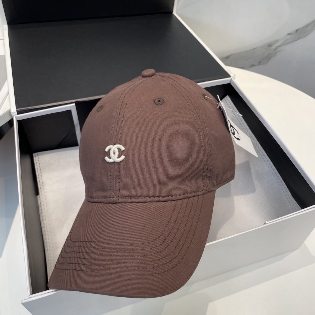 ⁦قبعة بيسبول شانيل الجديدة، بسيطة ومطرزة بشعارها⁩ - الصورة ⁦5⁩