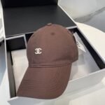 ⁦قبعة بيسبول شانيل الجديدة، بسيطة ومطرزة بشعارها⁩ - الصورة ⁦5⁩