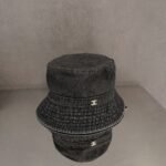 ⁦قبعة شانيل الجديدة من الجينز بتصميم ريترو⁩ - الصورة ⁦2⁩