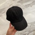 ⁦قبعة شانيل الجديدة من الجينز بتصميم ريترو⁩ - الصورة ⁦4⁩