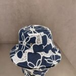 ⁦قبعة دلو جديدة من شانيل، مصنوعة من قماش الدنيم الأزرق، بتصميم ريترو⁩ - الصورة ⁦2⁩