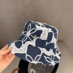 ⁦قبعة دلو جديدة من شانيل، مصنوعة من قماش الدنيم الأزرق، بتصميم ريترو⁩ - الصورة ⁦5⁩