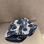 ⁦قبعة دلو جديدة من شانيل، مصنوعة من قماش الدنيم الأزرق، بتصميم ريترو⁩ - الصورة ⁦6⁩