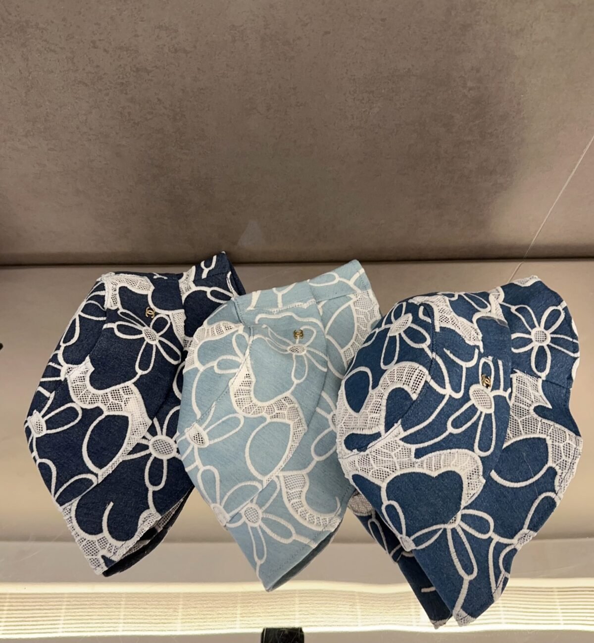 ⁦قبعة دلو جديدة من شانيل، مصنوعة من قماش الدنيم الأزرق، بتصميم ريترو⁩ - الصورة ⁦1⁩