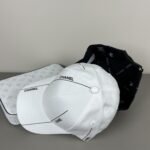 ⁦قبعة شانيل بتصميم جديد⁩ - الصورة ⁦4⁩