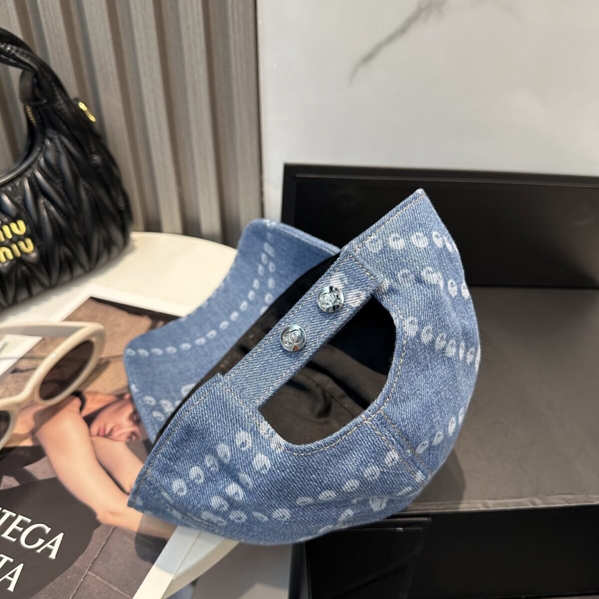 ⁦قبعة بيسبول شانيل الجديدة عالية الجودة من قماش الدنيم⁩ - الصورة ⁦5⁩