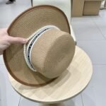 ⁦قبعة شانيل مسطحة من القش⁩ - الصورة ⁦6⁩