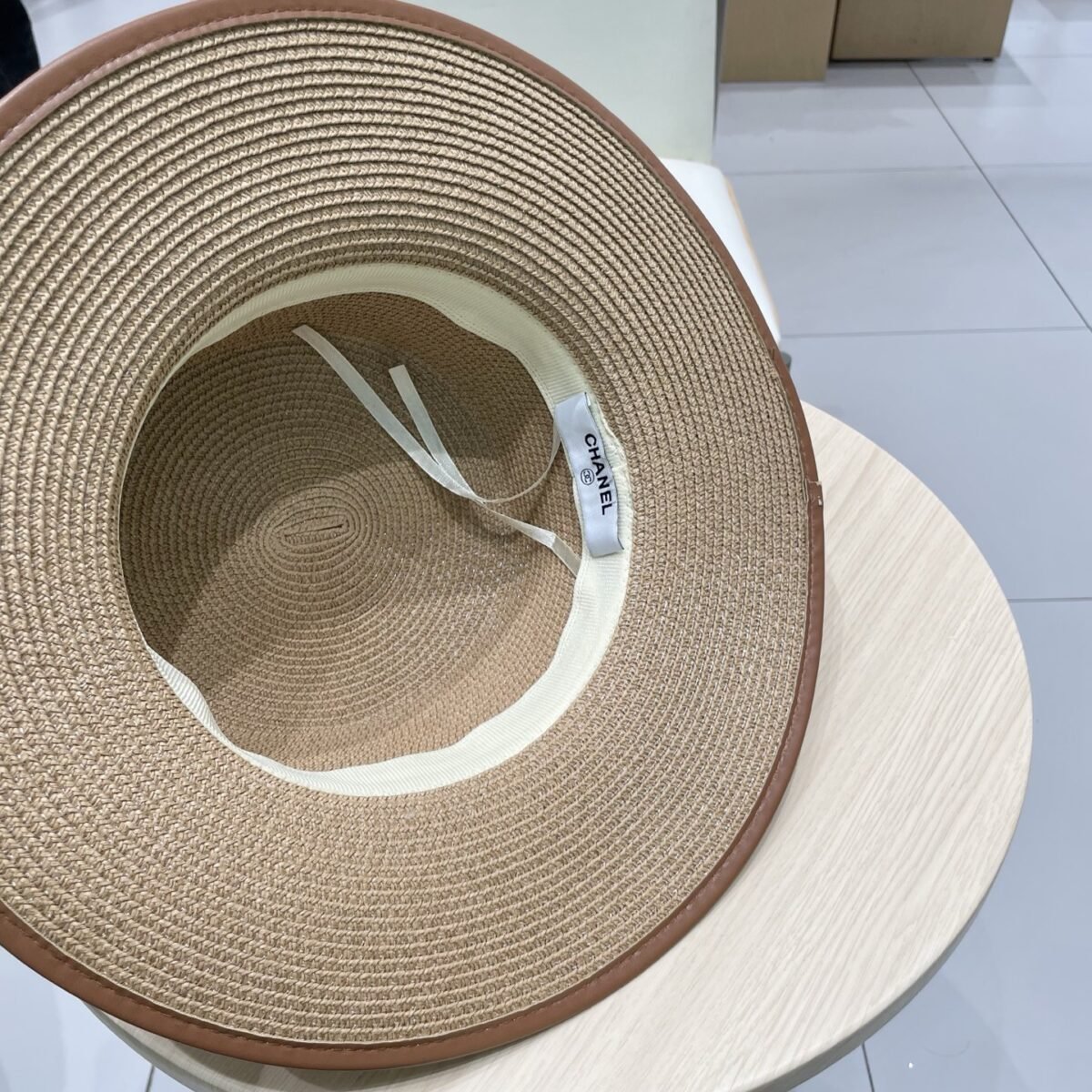 ⁦قبعة شانيل مسطحة من القش⁩ - الصورة ⁦7⁩