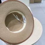 ⁦قبعة شانيل مسطحة من القش⁩ - الصورة ⁦7⁩