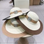 قبعة شانيل مسطحة من القش