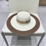 ⁦قبعة شانيل مسطحة من القش⁩ - الصورة ⁦2⁩