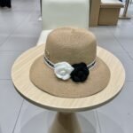 ⁦قبعة شانيل كاميليا من القش⁩ - الصورة ⁦3⁩