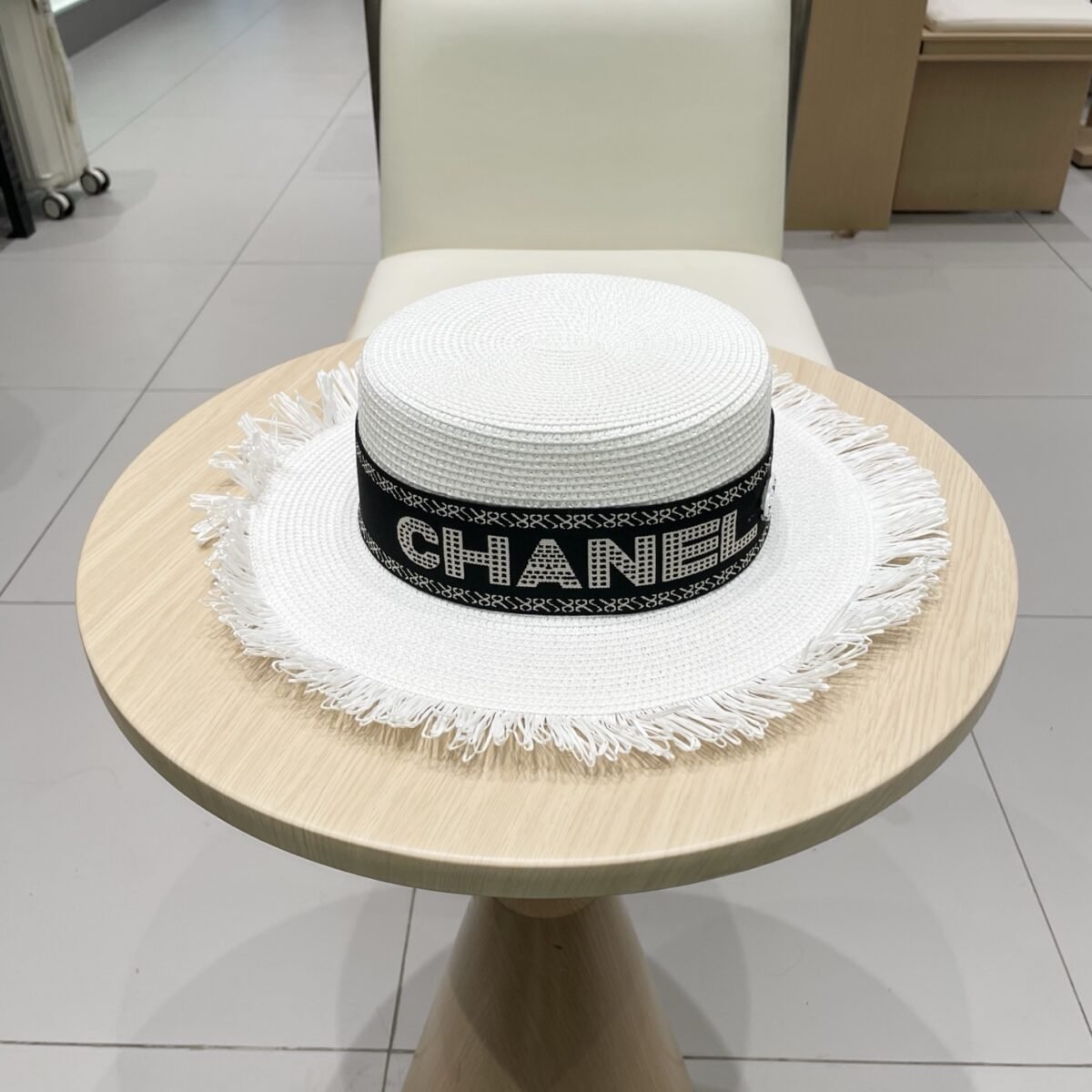 ⁦قبعة شانيل الشمسية من القش⁩ - الصورة ⁦4⁩