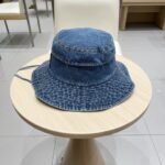 ⁦قبعة شانيل الكلاسيكية الجديدة من الدنيم⁩ - الصورة ⁦3⁩