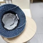 ⁦قبعة شانيل الكلاسيكية الجديدة من الدنيم⁩ - الصورة ⁦5⁩