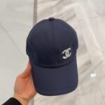 ⁦قبعة بيسبول شانيل الجديدة⁩ - الصورة ⁦3⁩