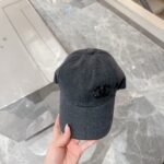 ⁦قبعة بيسبول شانيل الجديدة⁩ - الصورة ⁦2⁩