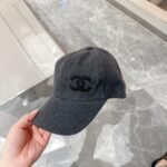 ⁦قبعة بيسبول شانيل الجديدة⁩ - الصورة ⁦6⁩