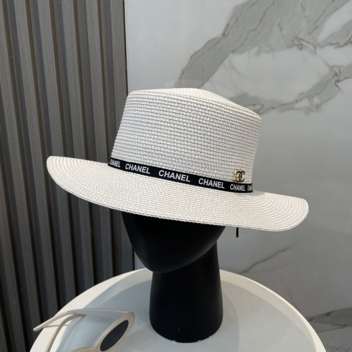 ⁦قبعة شانيل القشية الفاخرة ذات القمة المسطحة⁩ - الصورة ⁦1⁩