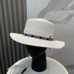 قبعة شانيل القشية الفاخرة ذات القمة المسطحة
