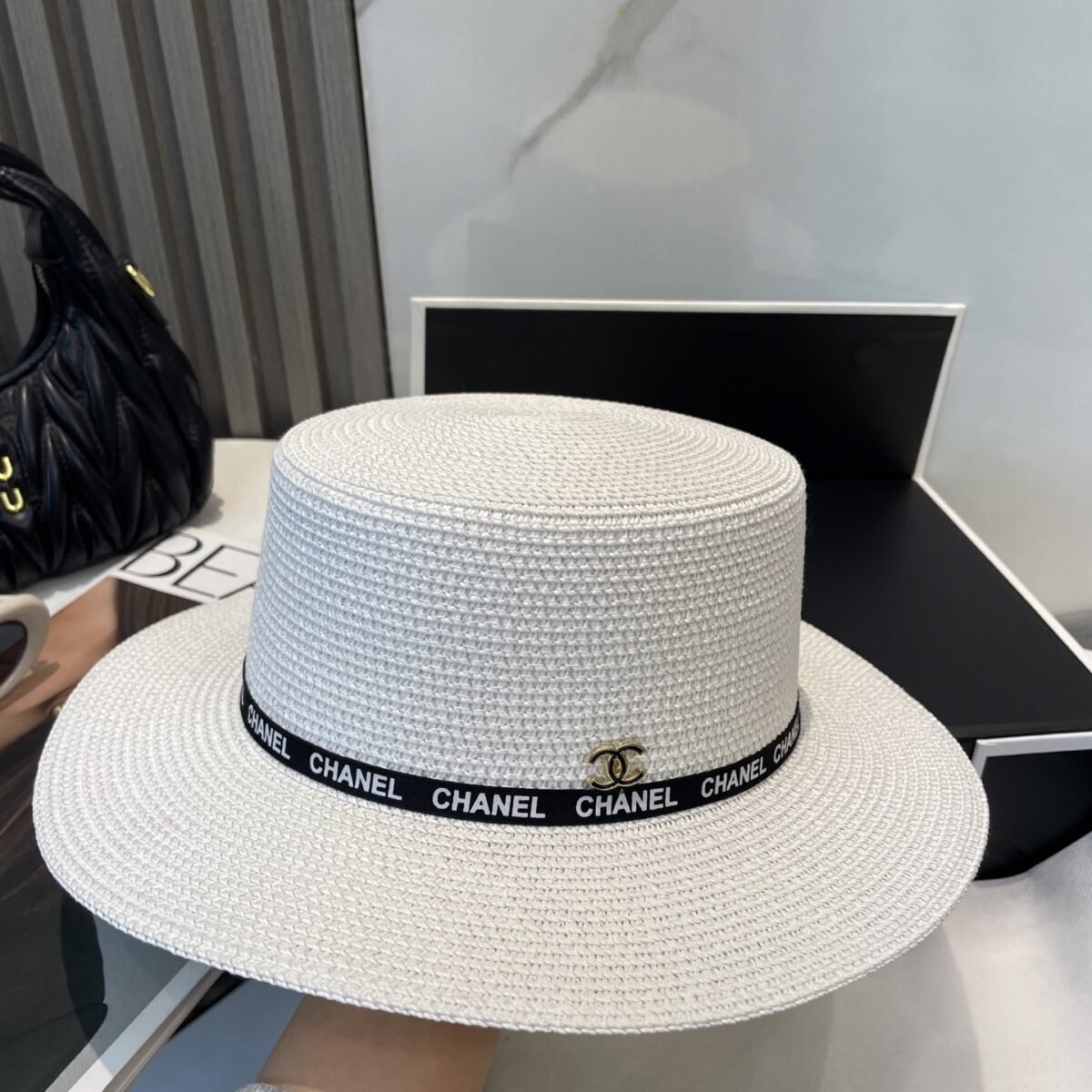 ⁦قبعة شانيل القشية الفاخرة ذات القمة المسطحة⁩ - الصورة ⁦5⁩