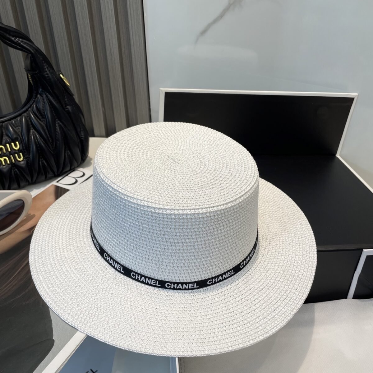 ⁦قبعة شانيل القشية الفاخرة ذات القمة المسطحة⁩ - الصورة ⁦6⁩
