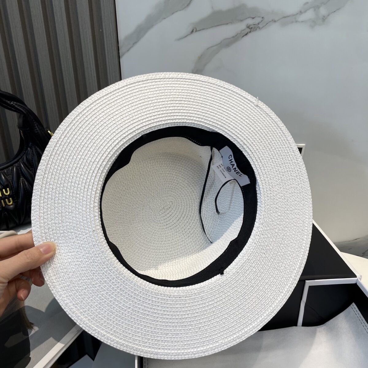 ⁦قبعة شانيل القشية الفاخرة ذات القمة المسطحة⁩ - الصورة ⁦7⁩