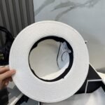 ⁦قبعة شانيل القشية الفاخرة ذات القمة المسطحة⁩ - الصورة ⁦7⁩