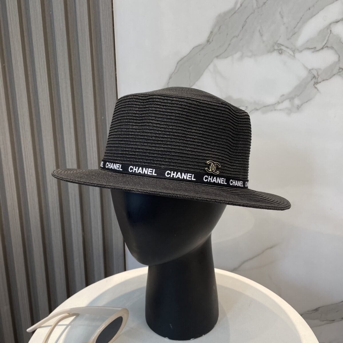 ⁦قبعة شانيل القشية الفاخرة ذات القمة المسطحة⁩ - الصورة ⁦2⁩