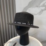 ⁦قبعة شانيل القشية الفاخرة ذات القمة المسطحة⁩ - الصورة ⁦2⁩