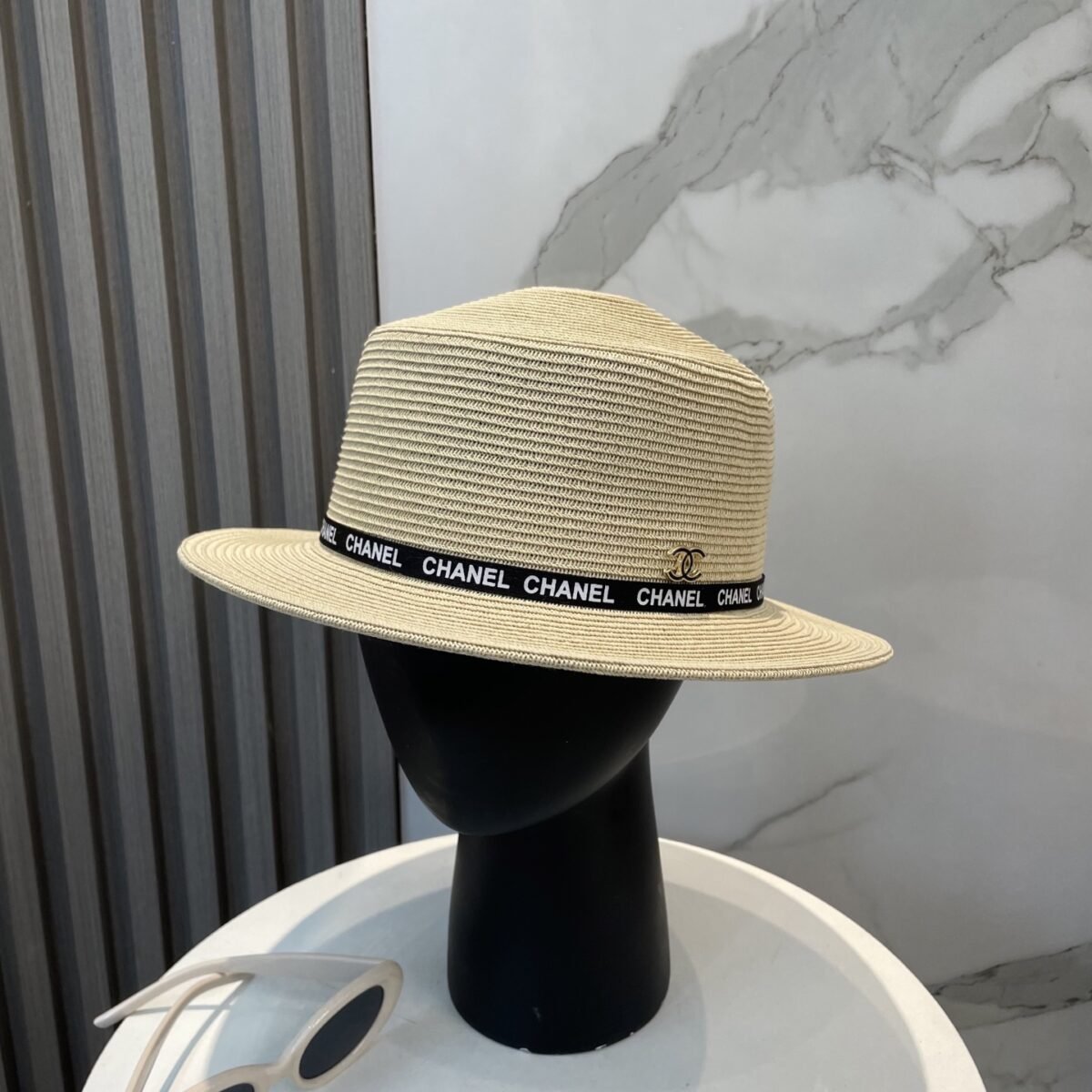 ⁦قبعة شانيل القشية الفاخرة ذات القمة المسطحة⁩ - الصورة ⁦3⁩