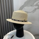 ⁦قبعة شانيل القشية الفاخرة ذات القمة المسطحة⁩ - الصورة ⁦3⁩