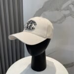 ⁦قبعة بيسبول شانيل الجديدة عالية الجودة والمرصعة بالألماس.⁩ - الصورة ⁦6⁩