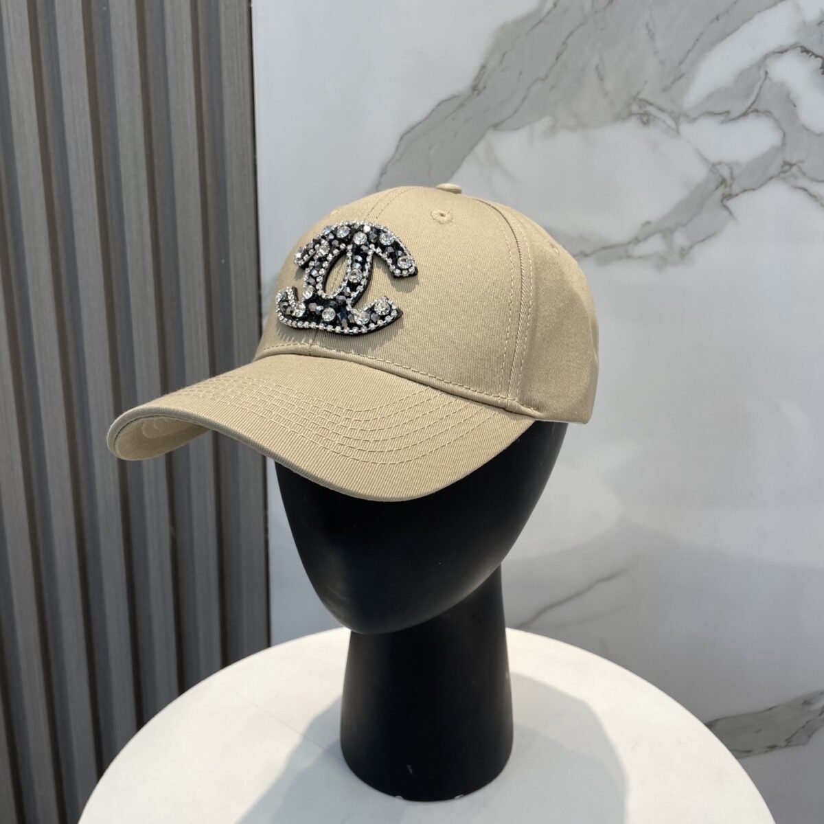⁦قبعة بيسبول شانيل الجديدة عالية الجودة والمرصعة بالألماس.⁩ - الصورة ⁦7⁩