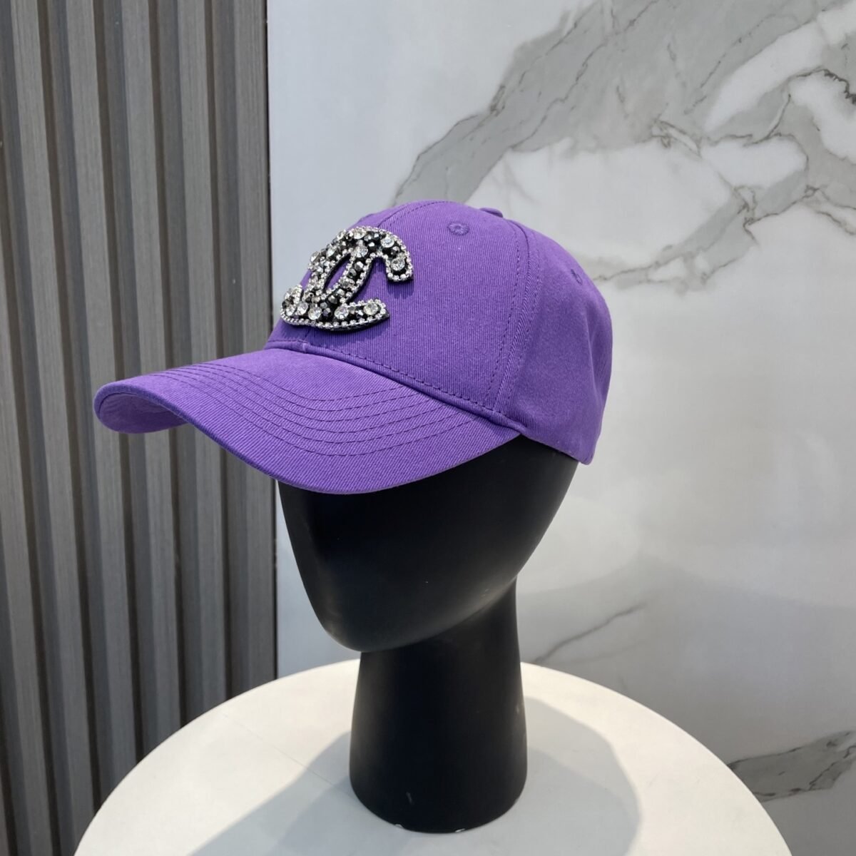 ⁦قبعة بيسبول شانيل الجديدة عالية الجودة والمرصعة بالألماس.⁩ - الصورة ⁦10⁩