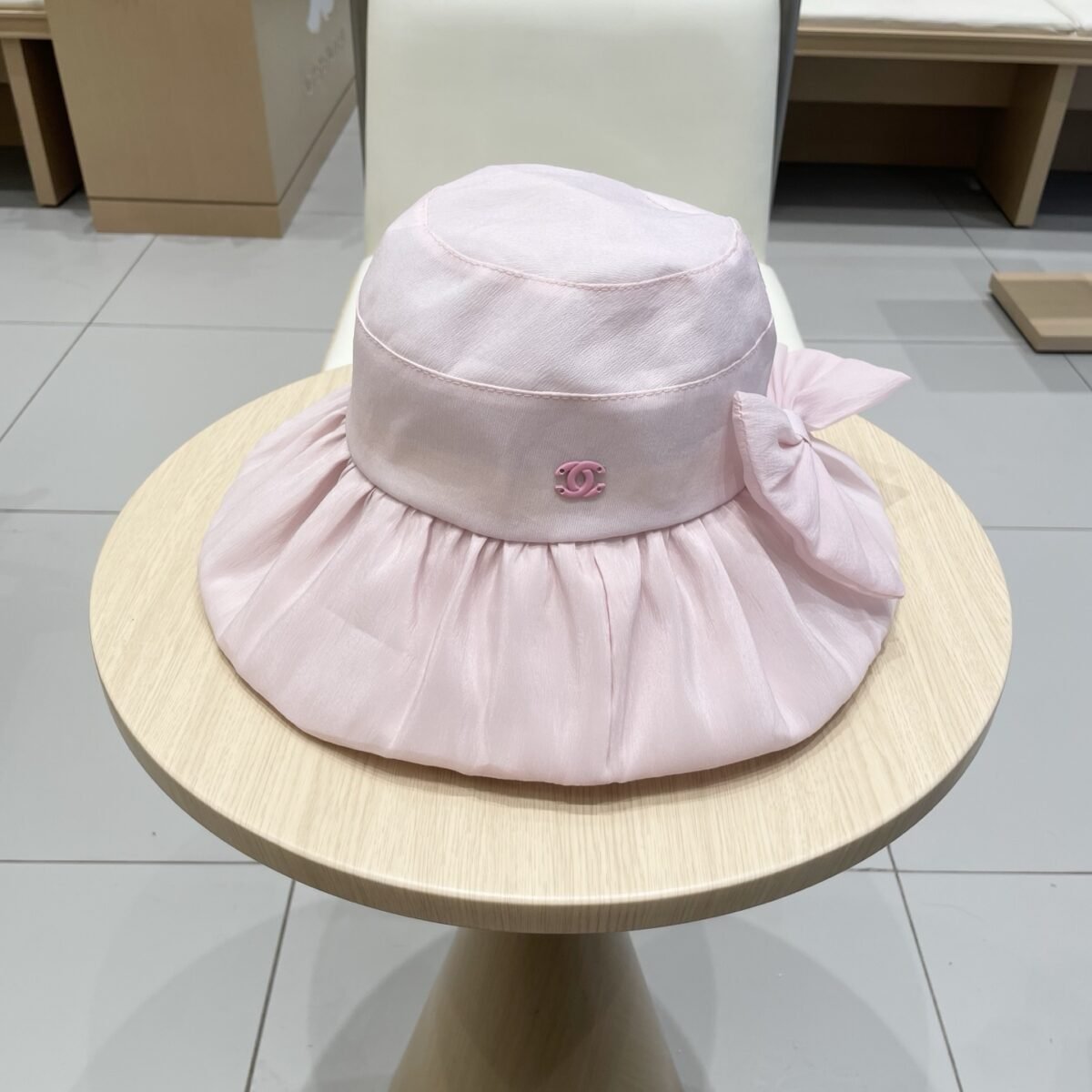 ⁦قبعة شانيل واقية من الشمس للنساء.⁩ - الصورة ⁦4⁩