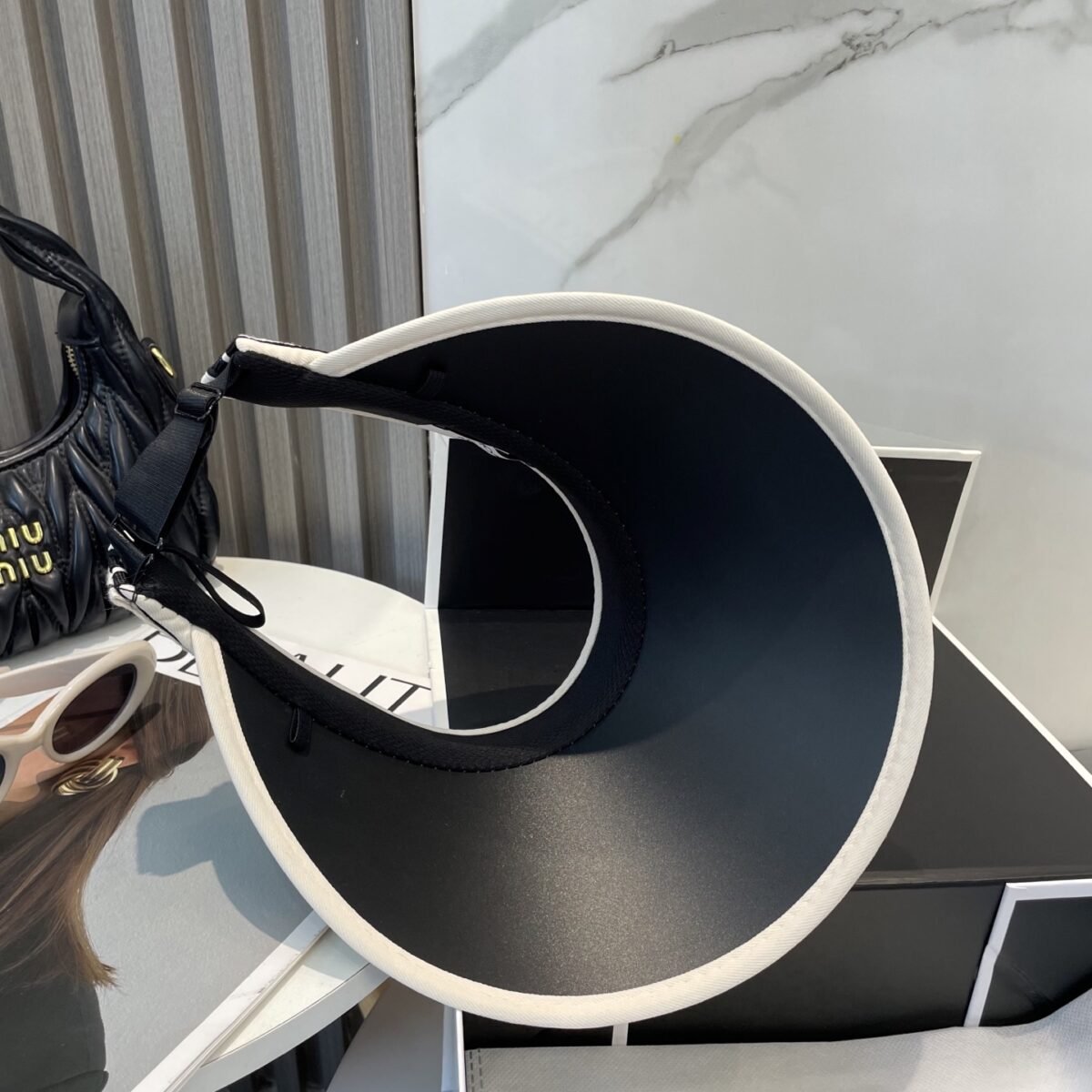 ⁦قبعة شمس جديدة مجوفة من لويفي⁩ - الصورة ⁦7⁩