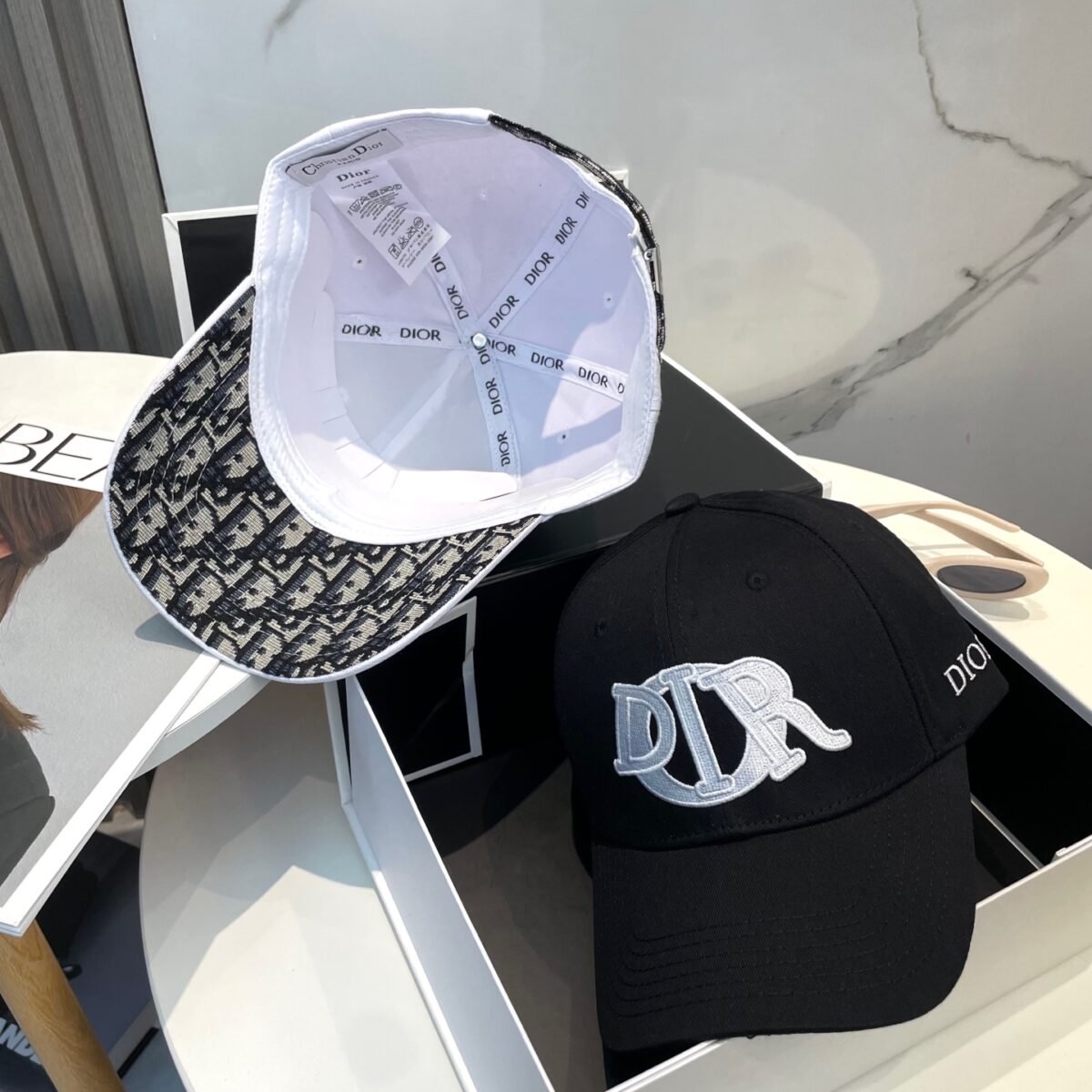 ⁦قبعة بيسبول جديدة من ديور، مصنوعة من قماش الدنيم المطرز⁩ - الصورة ⁦5⁩