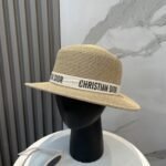 ⁦قبعة ديور القشية المسطحة⁩ - الصورة ⁦2⁩