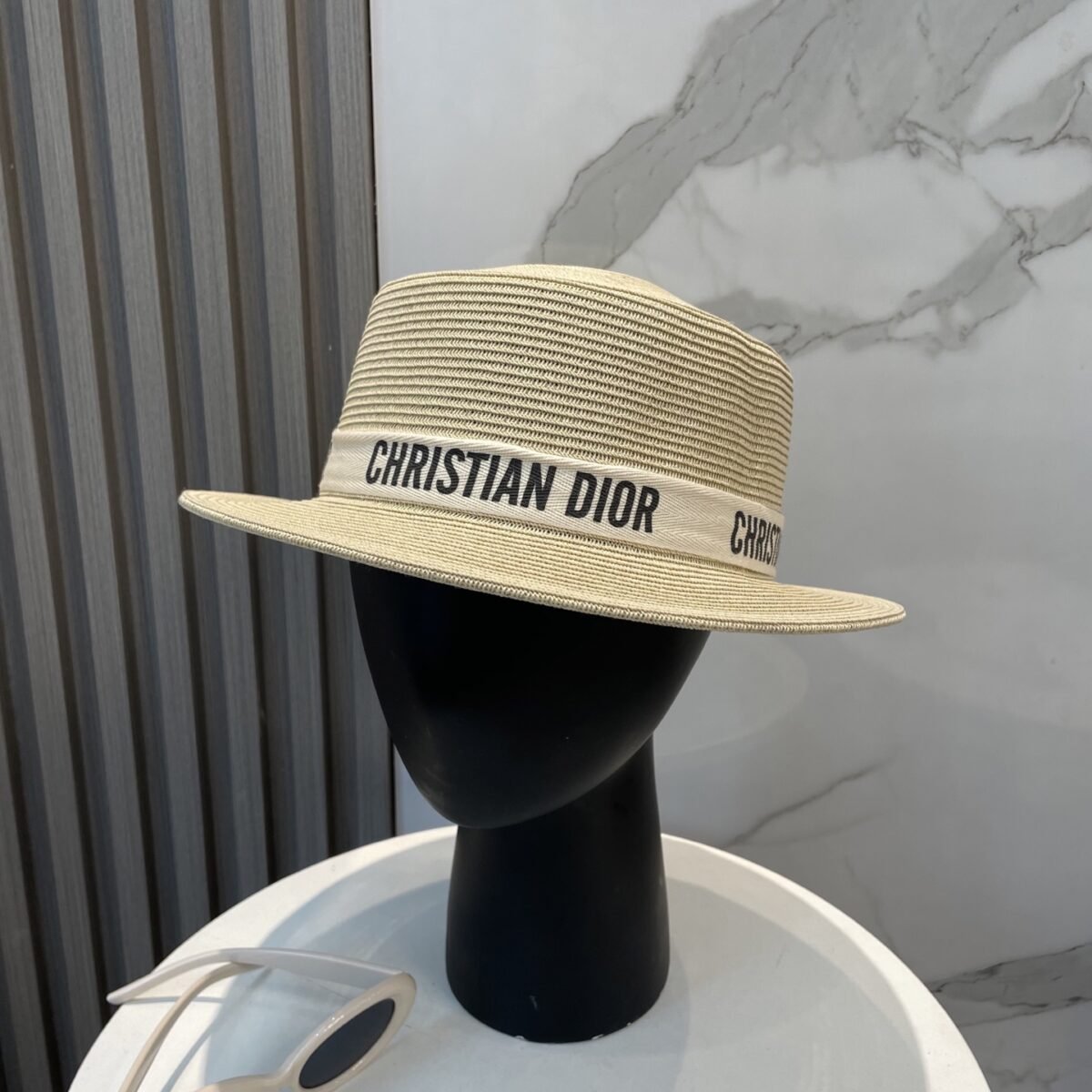 ⁦قبعة ديور القشية المسطحة⁩ - الصورة ⁦3⁩