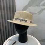 ⁦قبعة ديور القشية المسطحة⁩ - الصورة ⁦3⁩